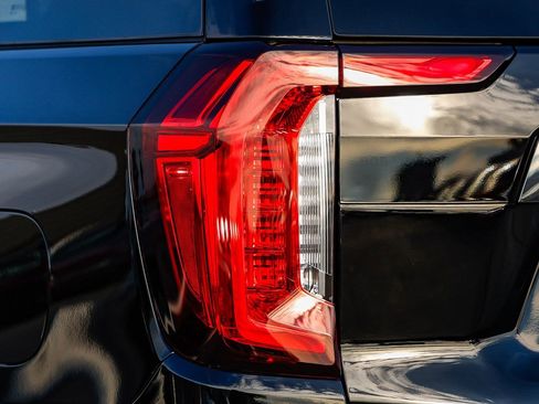 Used 2024 GMC Yukon XL Denali Ultimate image 8