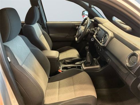 Used 2022 Toyota Tacoma TRD Off-Road image 15