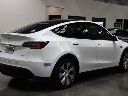Used 2021 Tesla Model Y Long Range image 11