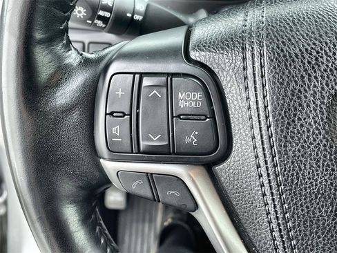 Used 2017 Toyota Highlander Limited Platinum w/ Carpet Mat Package image 17