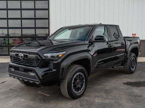 Used 2025 Toyota Tacoma 4x4 Double Cab image 1