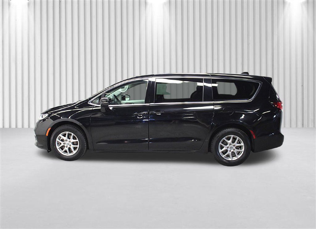 Certified 2024 Chrysler Pacifica Touring-L FWD image 7