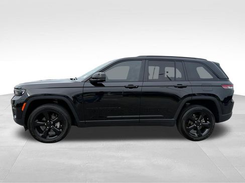 Used 2025 Jeep Grand Cherokee Altitude AWD/4WD image 2