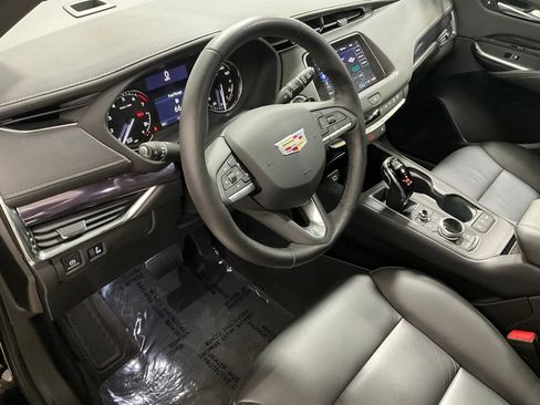 Used 2023 Cadillac XT4 Luxury w/ Cold Weather Package AWD/4WD image 13