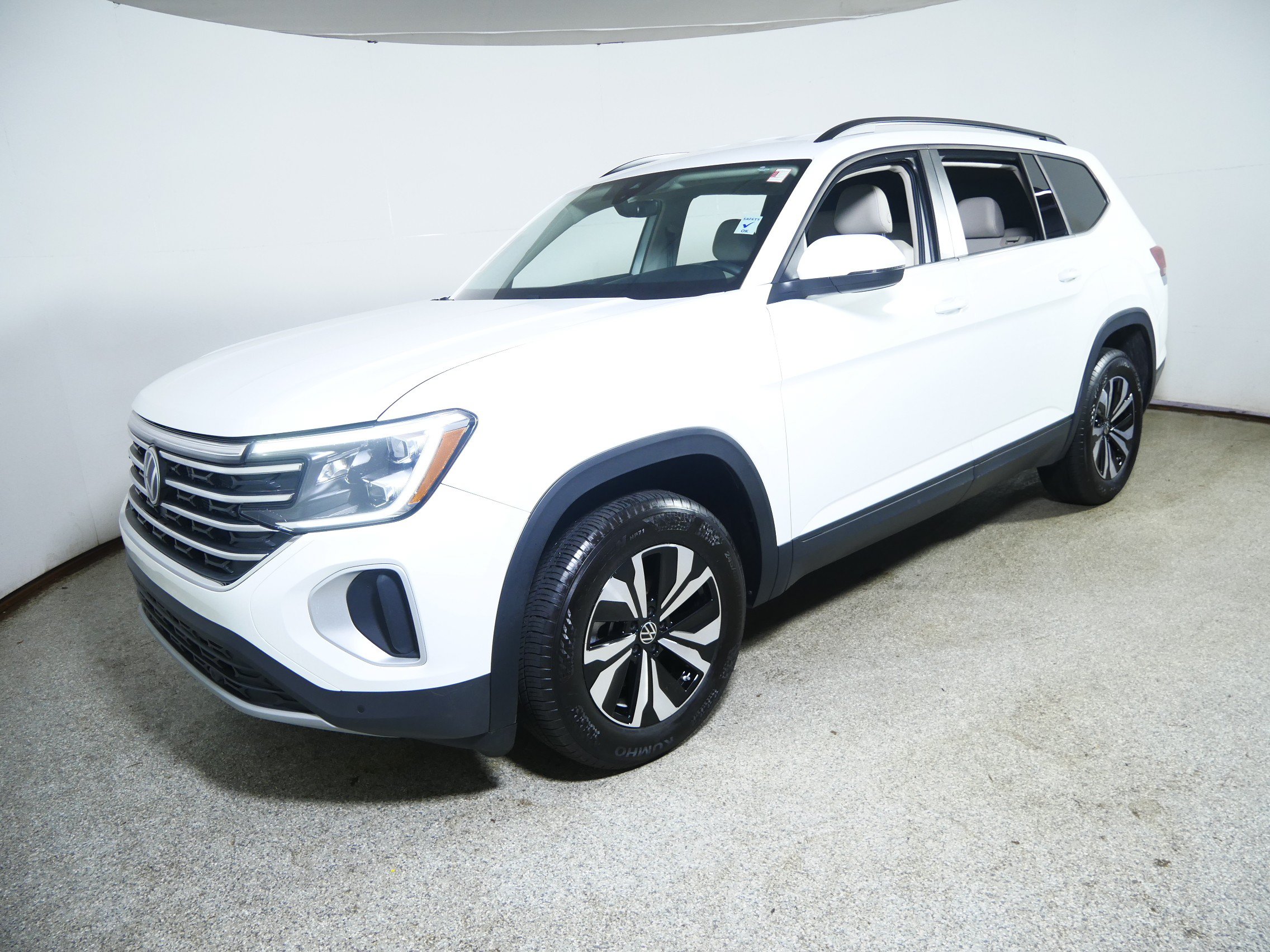 Used 2025 Volkswagen Atlas SE AWD/4WD image 3