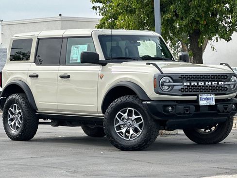 Used 2025 Ford Bronco Badlands AWD/4WD image 2