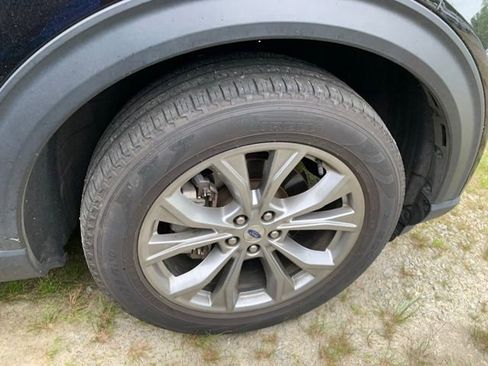 Certified 2023 Ford Explorer XLT w/ Equipment Group 202A AWD/4WD image 10