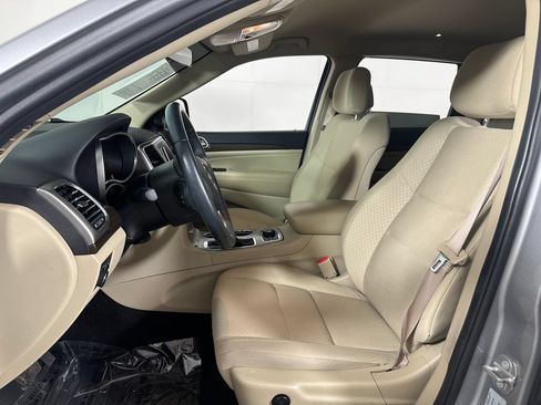 Used 2018 Jeep Grand Cherokee Laredo AWD/4WD image 14