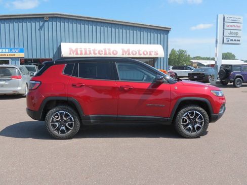 Used 2025 Jeep Compass Trailhawk w/ Trailhawk Convenience Group AWD/4WD image 1