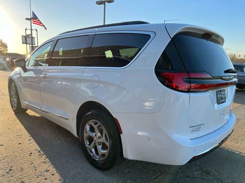 Used 2023 Chrysler Pacifica Limited w/ Uconnect Theater Family Group image 6
