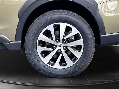 Used 2025 Subaru Outback Premium AWD/4WD image 36