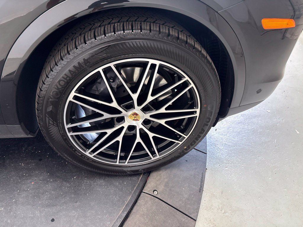 Certified 2024 Porsche Cayenne Coupe AWD/4WD image 17