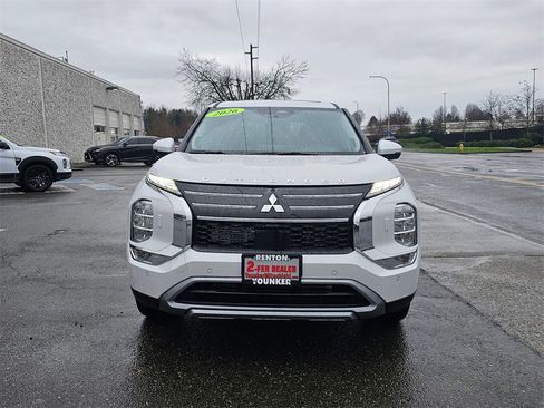 New 2026 Mitsubishi Outlander SE image 2