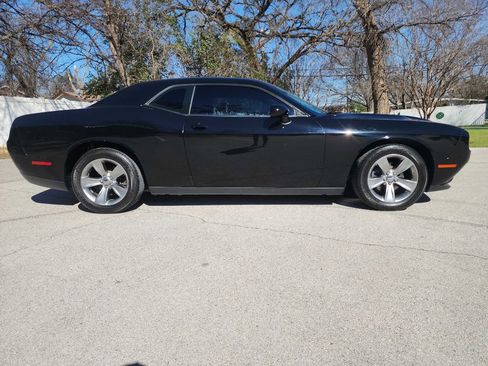 Used 2015 Dodge Challenger SXT image 10