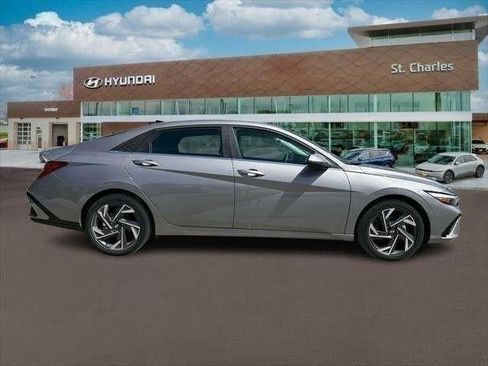 Used 2025 Hyundai Elantra Limited FWD image 9