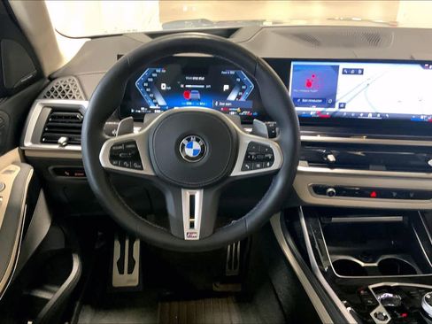 Used 2025 BMW X7 M60i image 6
