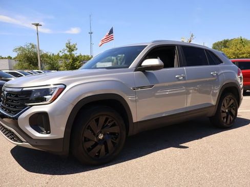 Used 2025 Volkswagen Atlas Cross Sport SE w/ Panoramic Sunroof Package image 3