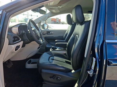 Used 2023 Chrysler Pacifica Touring-L image 14