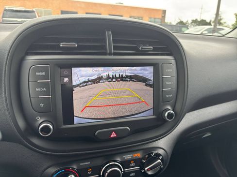 Used 2025 Kia Soul LX w/ LX Technology Package FWD image 21