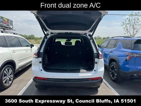 Used 2023 Jeep Grand Cherokee Altitude AWD/4WD image 12