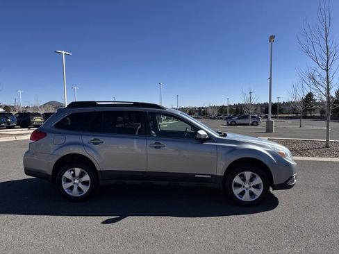 Used 2011 Subaru Outback 2.5i Limited image 2