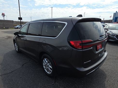 Used 2023 Chrysler Pacifica Touring-L FWD image 6