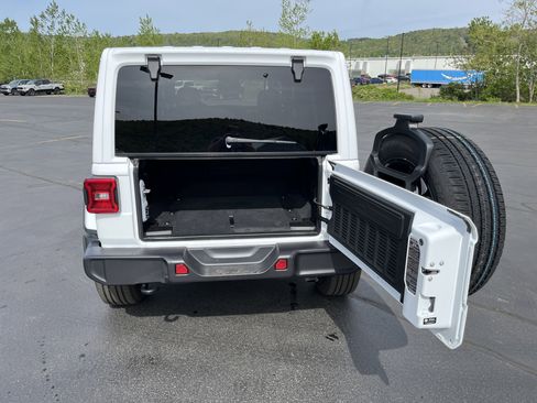Used 2025 Jeep Wrangler Unlimited Sahara AWD/4WD image 10