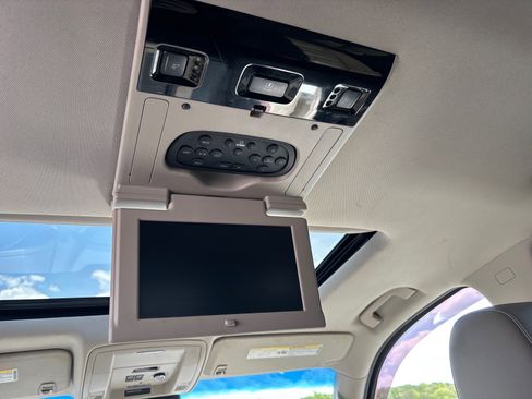 Used 2017 GMC Yukon SLT w/ Premium Edition AWD/4WD image 19