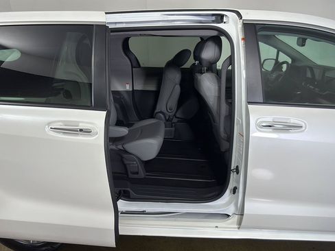 Used 2021 Toyota Sienna XLE FWD image 16