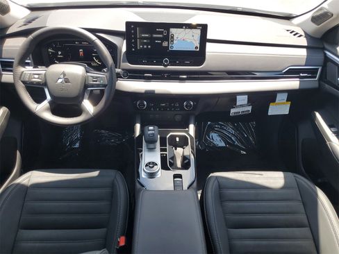 New 2025 Mitsubishi Outlander SE image 24