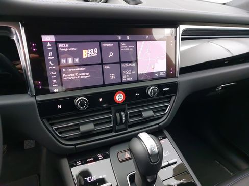 Used 2025 Porsche Macan image 22