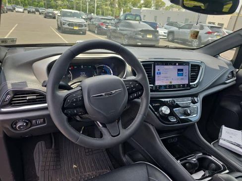 Used 2023 Chrysler Pacifica Limited w/ S Appearance Package FWD image 10