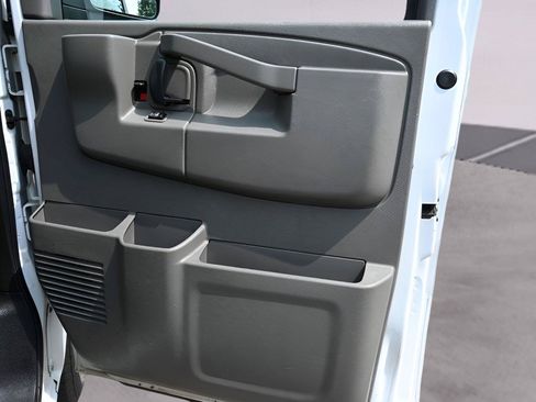 Used 2017 Chevrolet Express 3500 RWD image 15