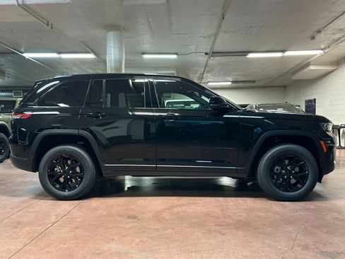 New 2025 Jeep Grand Cherokee Altitude image 6