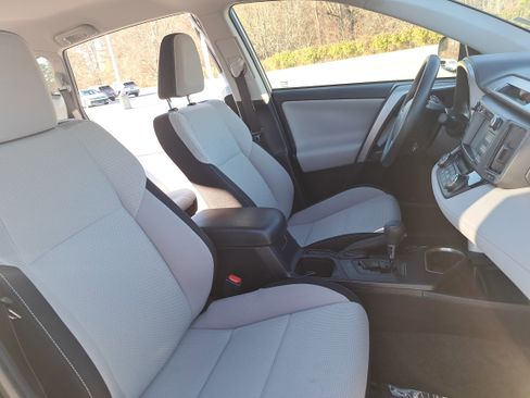 Used 2018 Toyota RAV4 LE image 10