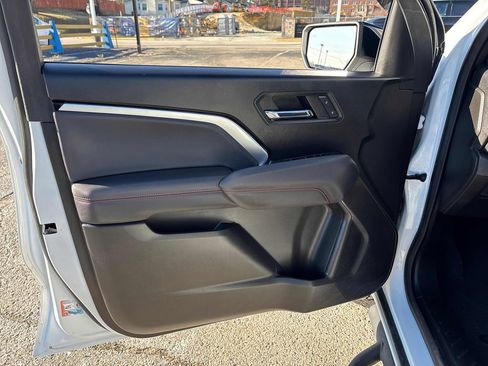 Used 2024 Chevrolet Colorado Z71 w/ Z71 Convenience Package 2 image 9