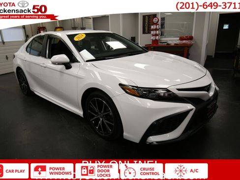 Used 2024 Toyota Camry SE image 1