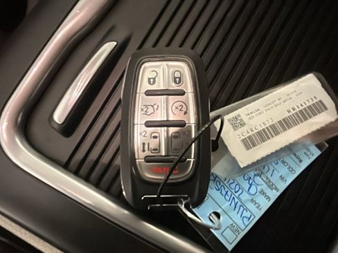 Used 2024 Chrysler Pacifica Limited FWD image 23