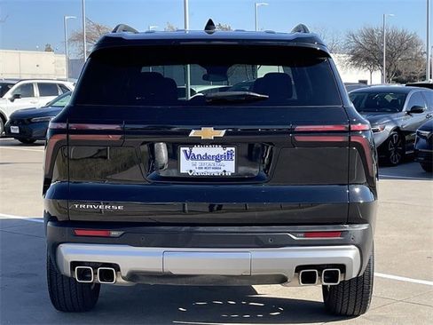 Used 2025 Chevrolet Traverse LT image 5