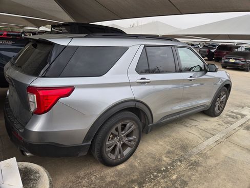 Used 2022 Ford Explorer XLT w/ Equipment Group 202A image 4