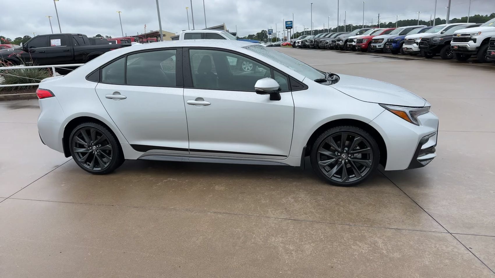 Used 2026 Toyota Corolla SE FWD image 2