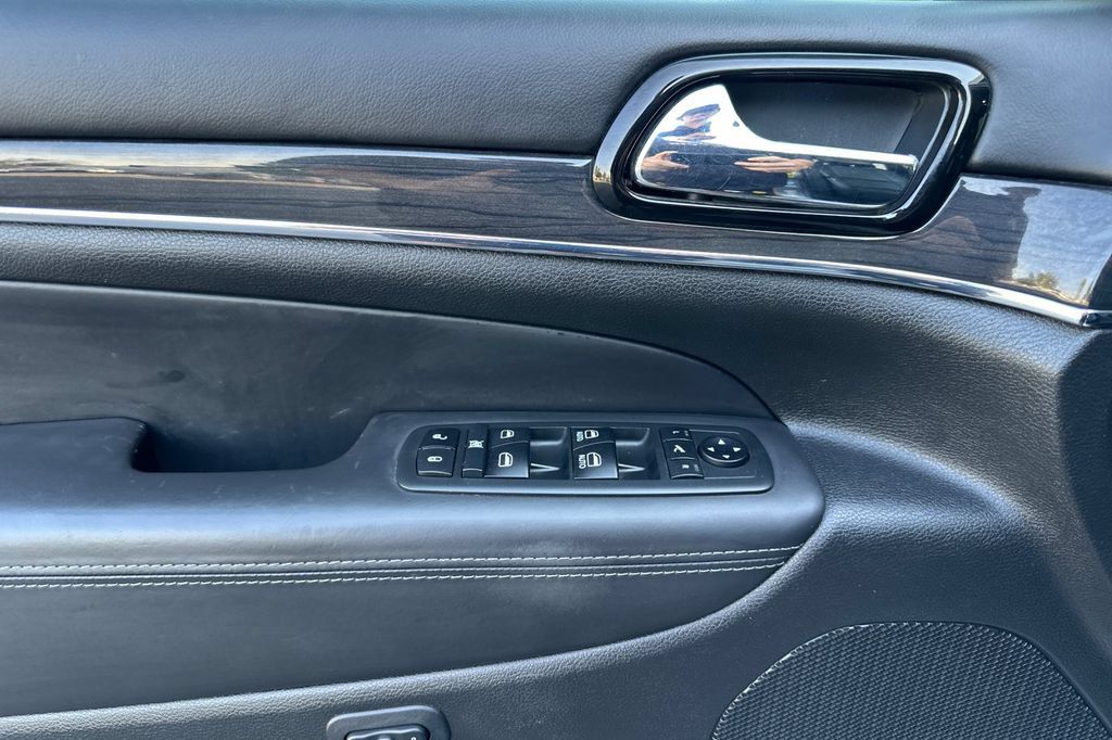 Used 2020 Jeep Grand Cherokee Overland AWD/4WD image 14