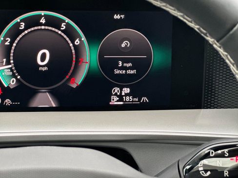 Used 2025 Volkswagen Tiguan SE w/ Panoramic Sunroof Package image 26