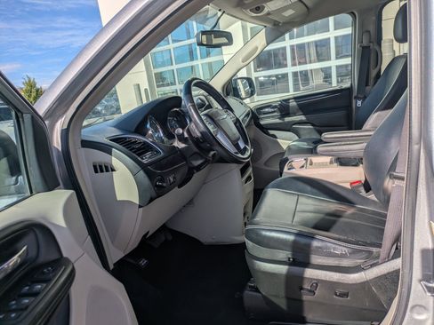 Used 2015 Chrysler Town & Country Touring w/ Driver Convenience Group FWD image 17