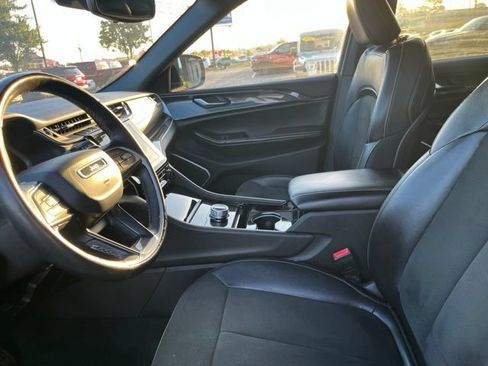 Used 2022 Jeep Grand Cherokee Altitude AWD/4WD image 8