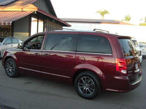 Used 2017 Dodge Grand Caravan SXT image 9