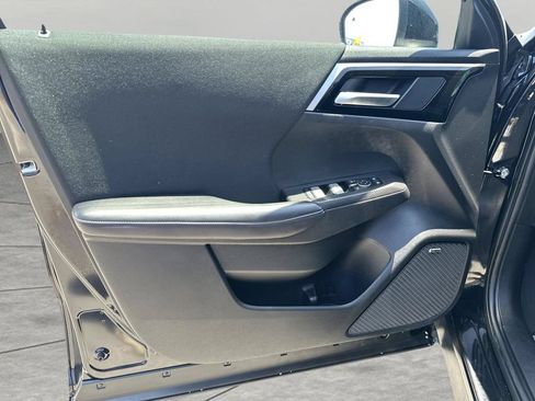 Used 2025 Mitsubishi Outlander ES FWD image 13