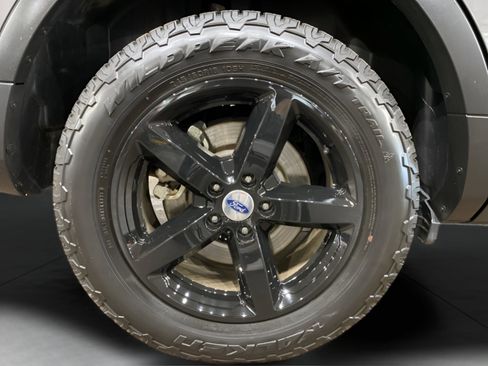 Used 2019 Ford Explorer XLT image 24