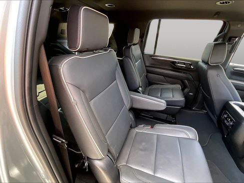 Used 2025 Chevrolet Suburban Premier RWD image 19