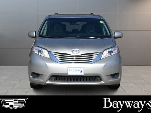 Used 2015 Toyota Sienna LE image 2
